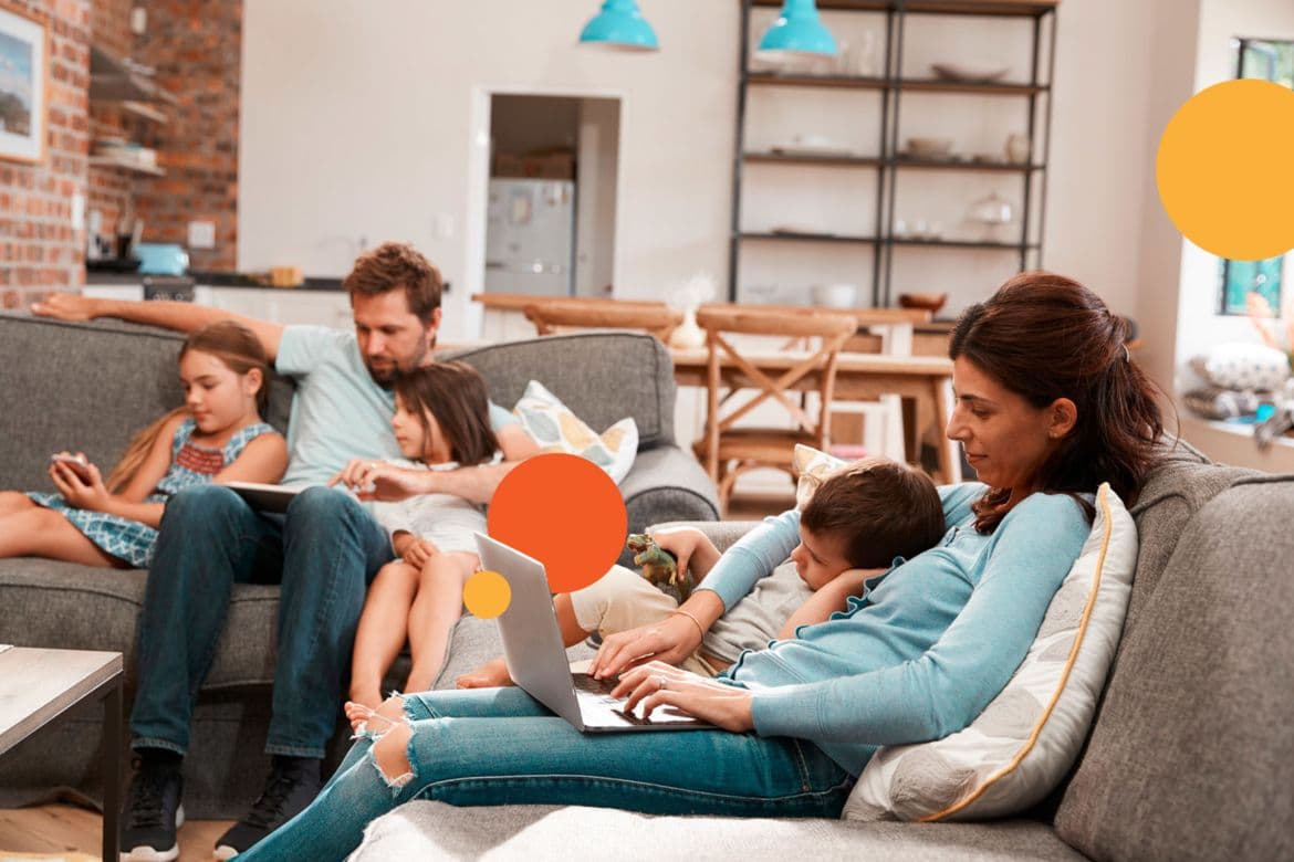 Obitelj sjedi na kauču