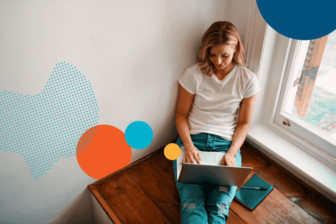 Osoba sjedi s laptopom u krilu